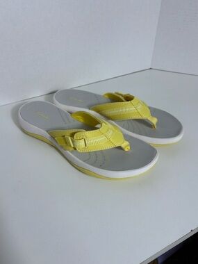 Clarks Cloudsteppers Flip Flops Womens 9 Yellow Cushion Soft Comfort Sandals